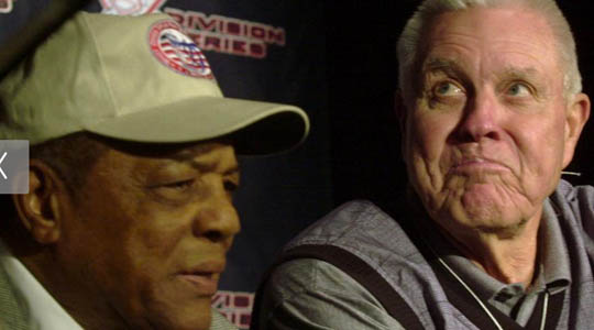 Lon Simmons sitting with Willie Mays