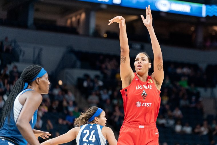 Liz_Cambage_shoots_the_ball_48092714338