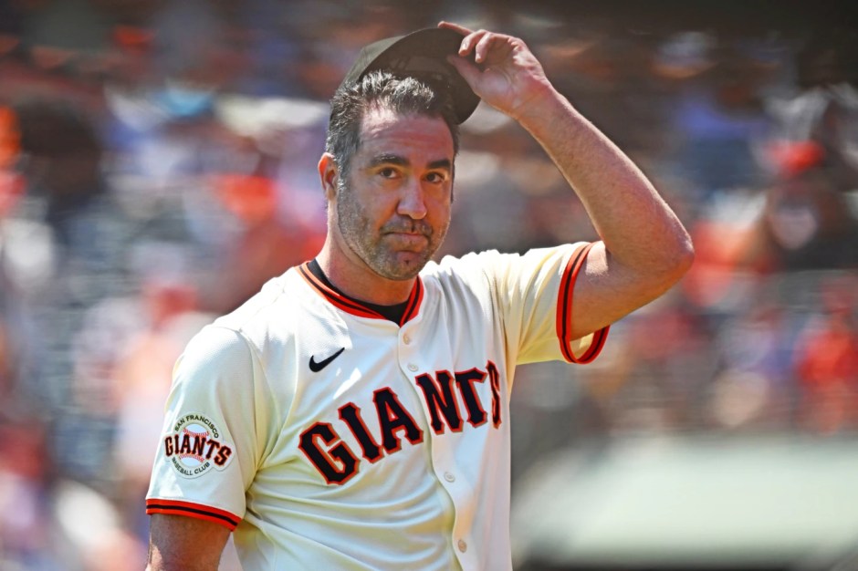 San Francisco Giants pitcher Justin Verlander acknowledges the crowd after striking out Washington Nationals' Nathaniel Lowe in the first inning of a baseball game in San Francisco, Sunday, Aug 10, 2025. (Jose Carlos Fajardo/Bay Area News Group via AP)